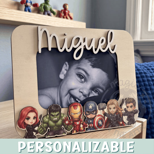 Marco de fotos de madera personalizado con nombre y personajes de Avengers recortados sobre estantería en habitación infantil