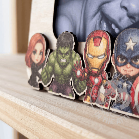 Marco de fotos Marvel personalizado en primer plano mostrando detalle de personajes Avengers recortados en madera