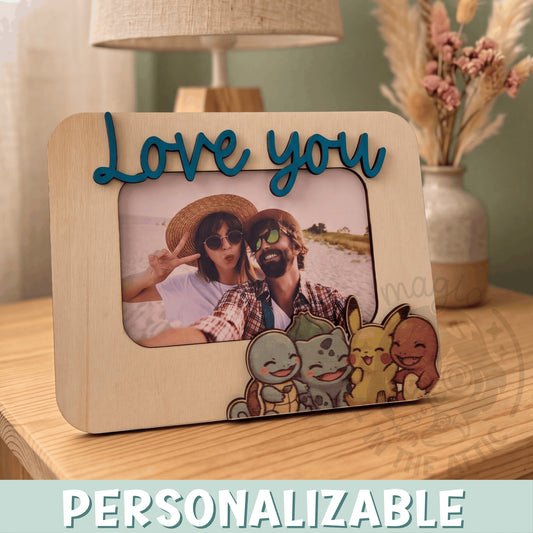 Marco de fotos de madera personalizado con texto y personajes de Pokémon recortados sobre mesita