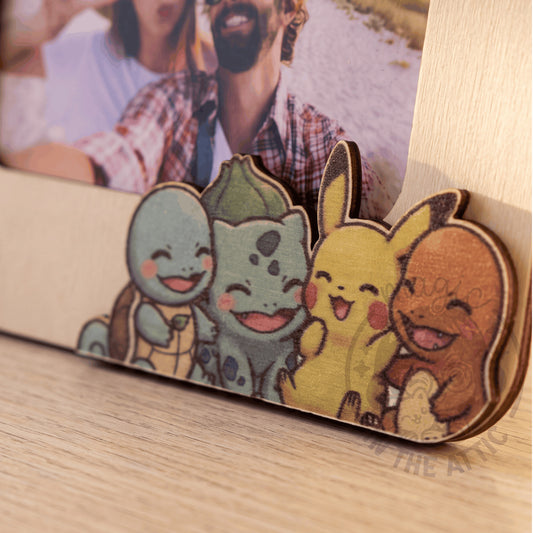 Marco de fotos Pokémon personalizado en primer plano mostrando detalle de personajes recortados en madera
