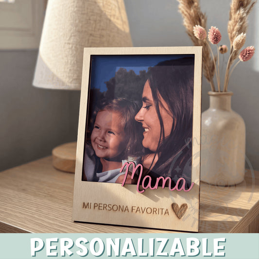 Marco polaroid personalizado Mamá mi persona favorita apoyado en mesita de noche junto a lámpara y flores secas
