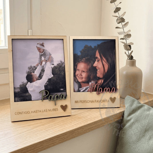 Marcos de fotos polaroid personalizados con nombre Papá y Mamá y frase grabada en madera sobre repisa junto a eucalipto
