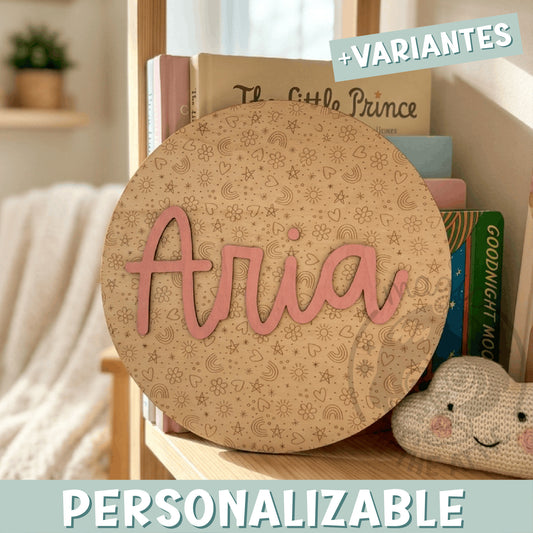 Placa de madera personalizada con nombre en relieve, modelo Aria, en habitación infantil