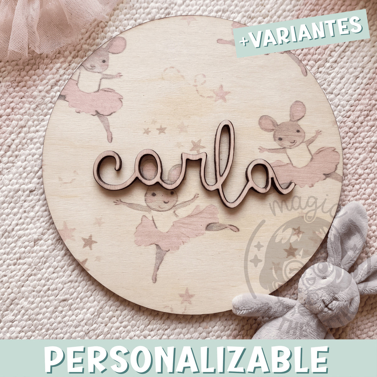 Placa de madera redonda personalizada con el nombre Carla en letras de madera en relieve, sobre un fondo impreso de ratoncitas bailarinas con tutú rosa y estrellas, junto a un conejito de peluche