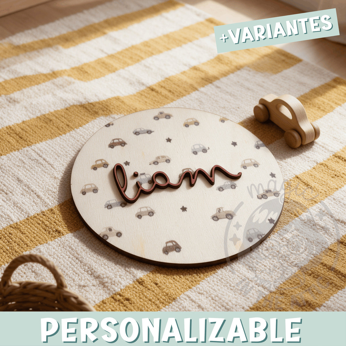 Placa de madera redonda personalizada con el nombre Liam en letras de madera marrón oscuro en relieve, sobre un fondo impreso de cochecitos retro de colores y estrellas, encima de una alfombra de rayas mostaza junto a un coche de madera