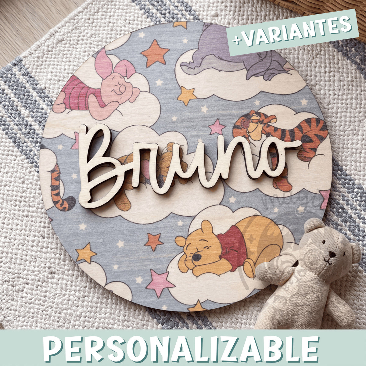 Placa de madera redonda personalizada con el nombre Bruno en letras de madera natural en relieve, sobre un fondo impreso de Winnie the Pooh, Piglet, Tigger e Igor durmiendo entre nubes y estrellas, encima de una alfombra de rayas junto a un osito de peluche