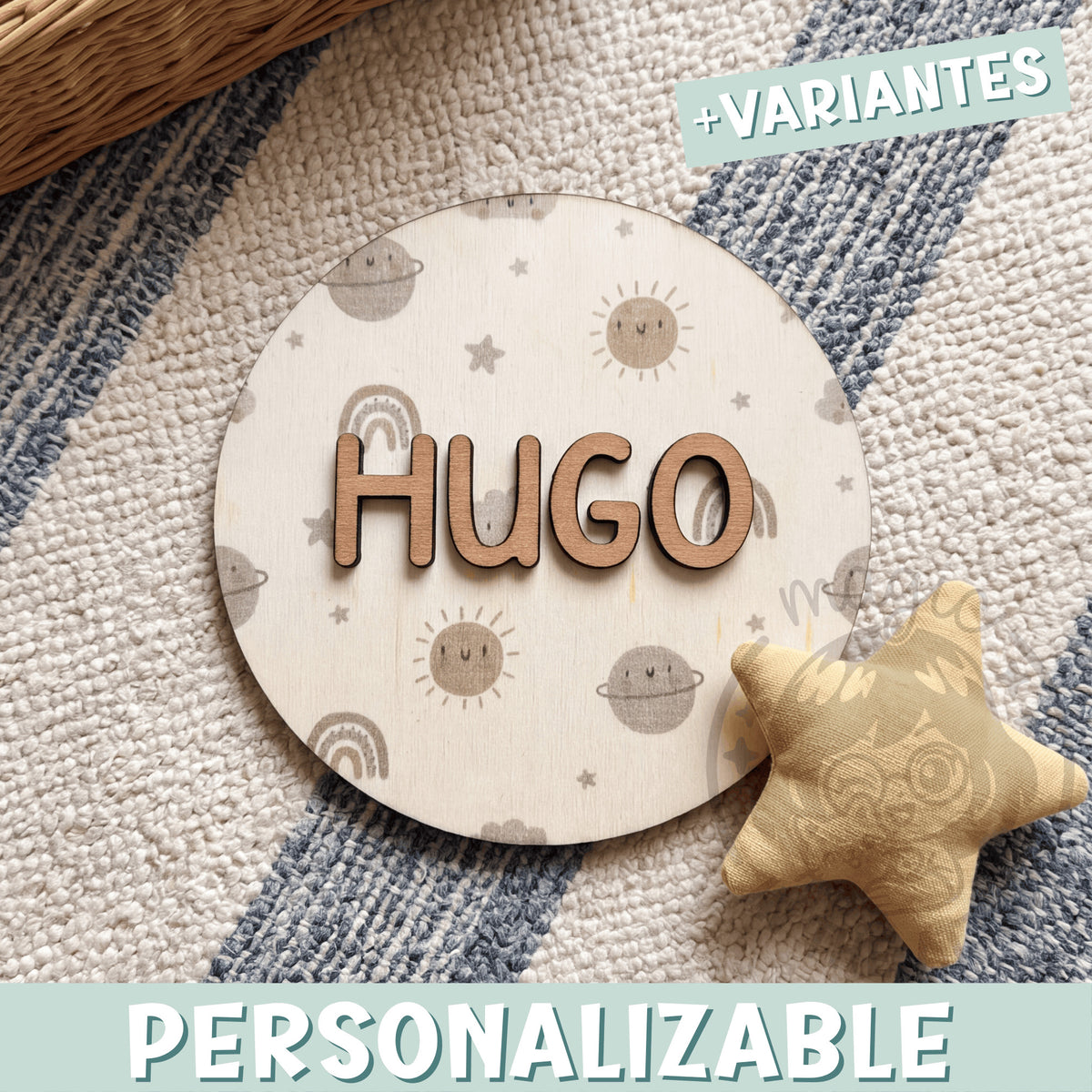 Placa de madera redonda personalizada con el nombre Hugo en letras de madera marrón en relieve, sobre un fondo impreso de planetas, soles sonrientes, arcoíris y estrellas en tonos tierra, encima de una alfombra de rayas junto a un cojín de estrella mostaza