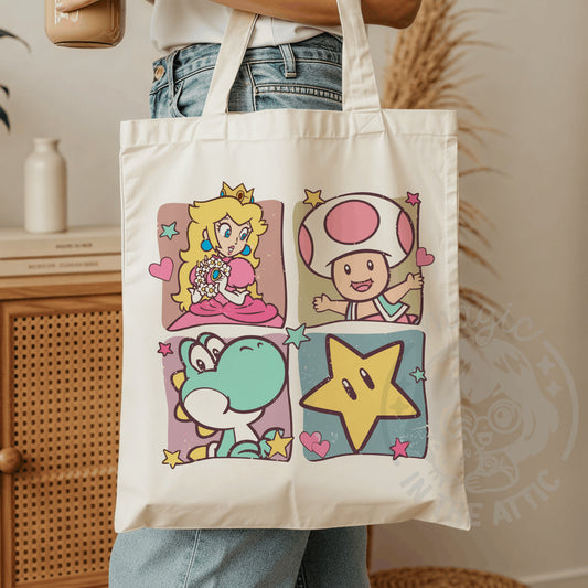 Tote bag de algodón color crudo con cuatro viñetas en tonos pastel de Super Mario: la Princesa Peach con un ramo de flores, Toad, Yoshi y la Superestrella, rodeadas de corazones y estrellas, llevada al hombro por una persona con vaqueros junto a un mueble de rejilla.