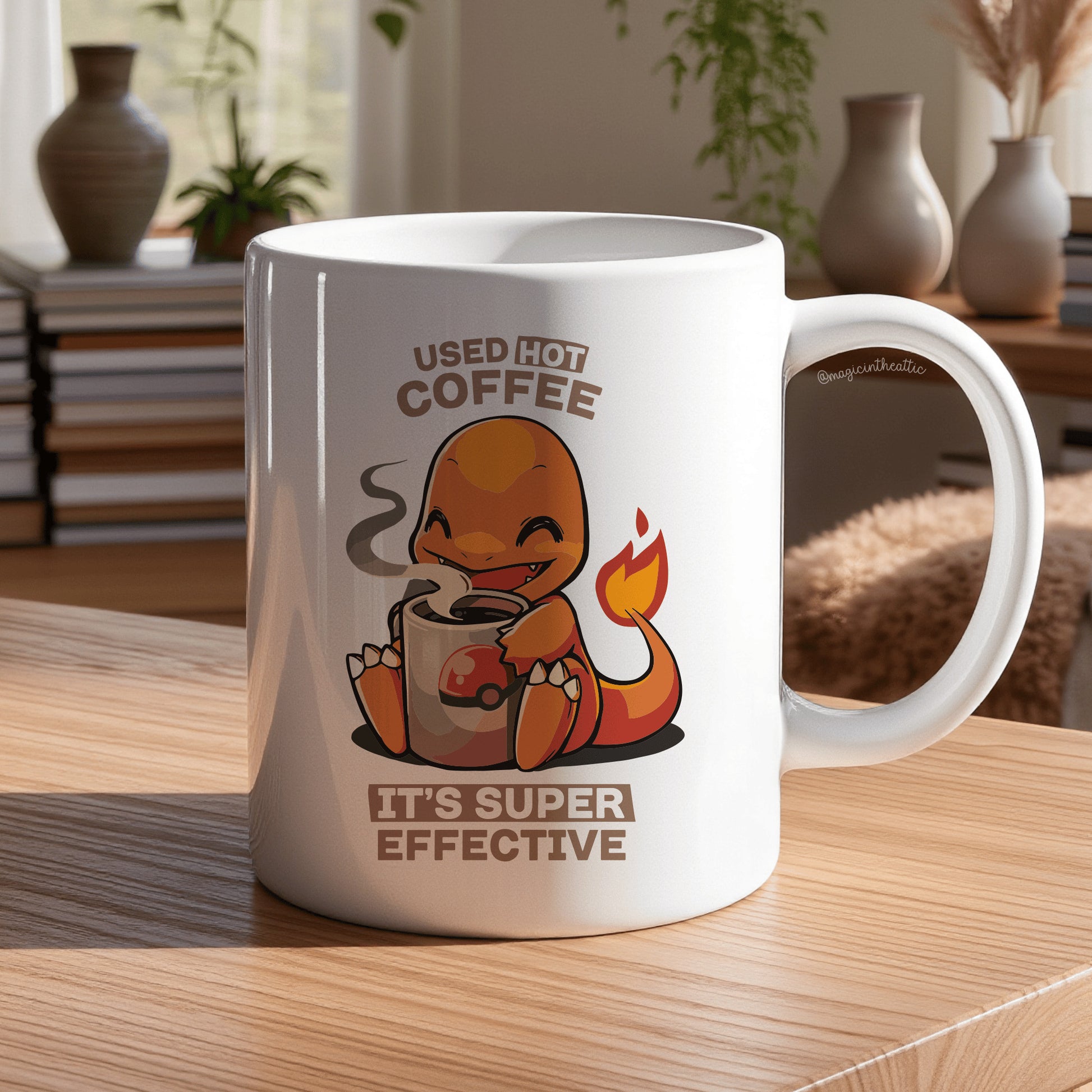 Taza blanca con Charmander tomando café y texto "Used Hot Coffee It's Super Effective"