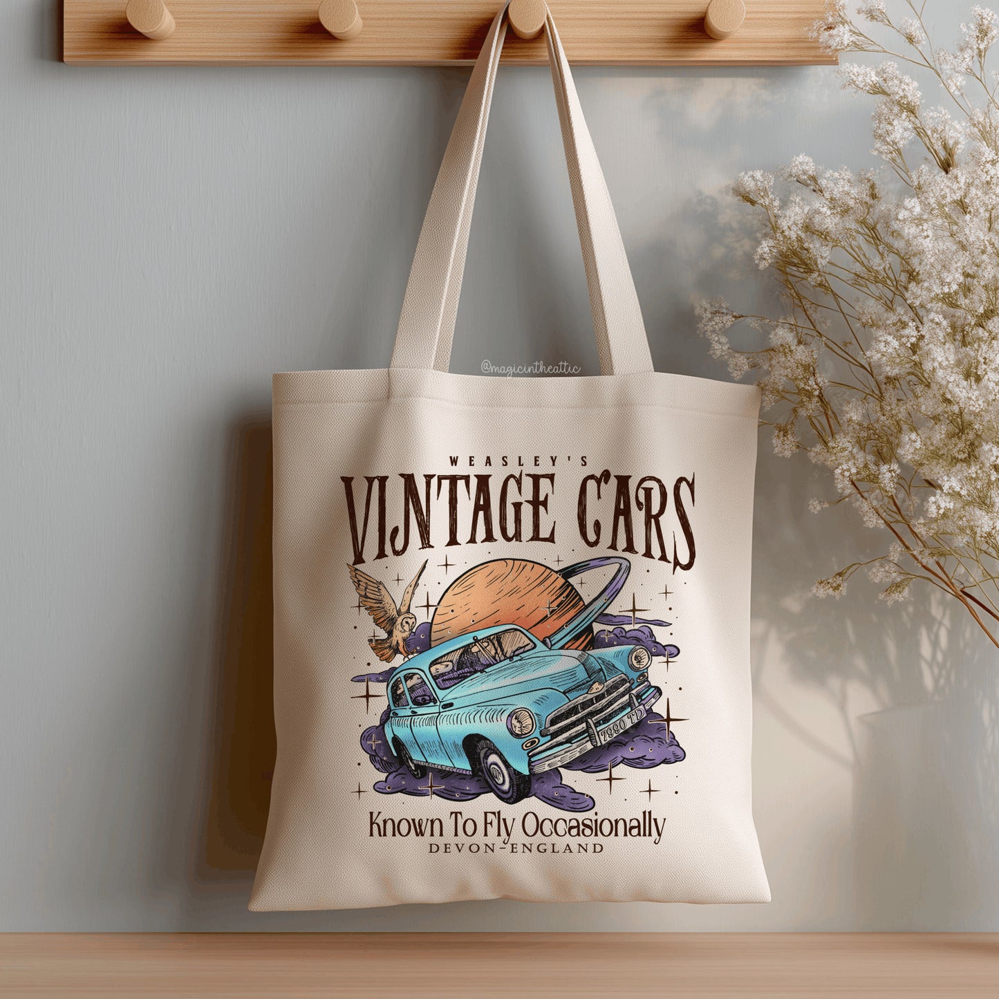 Tote bag de algodón natural con diseño vintage Weasley's Vintage Cars Harry Potter coche volador y texto Known To Fly Occasionally Devon England, colgada en perchero de madera